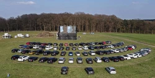 Sólo se permitirá el acceso a 170 vehículos. La imagen fue captada en un campo cerca de Marl, Alemania.Foto Ap