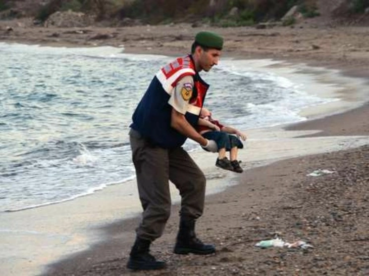 El niño sirio de tres años Aylan Kurdi se convirtió en 2015 en el símbolo trágico de la crisis migratoria, cuando la imagen de su cuerpo ahogado en una playa de Turquía dio la vuelta al mundo. Foto Ap