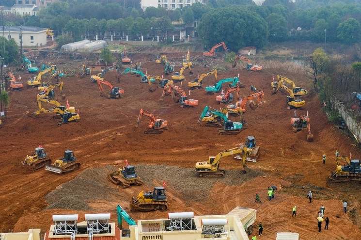 El equipo pesado trabaja en la construcción de un hospital para tratar el coronavirus en la ciudad de Wuhan, China. Foto Chinatopix vía Ap