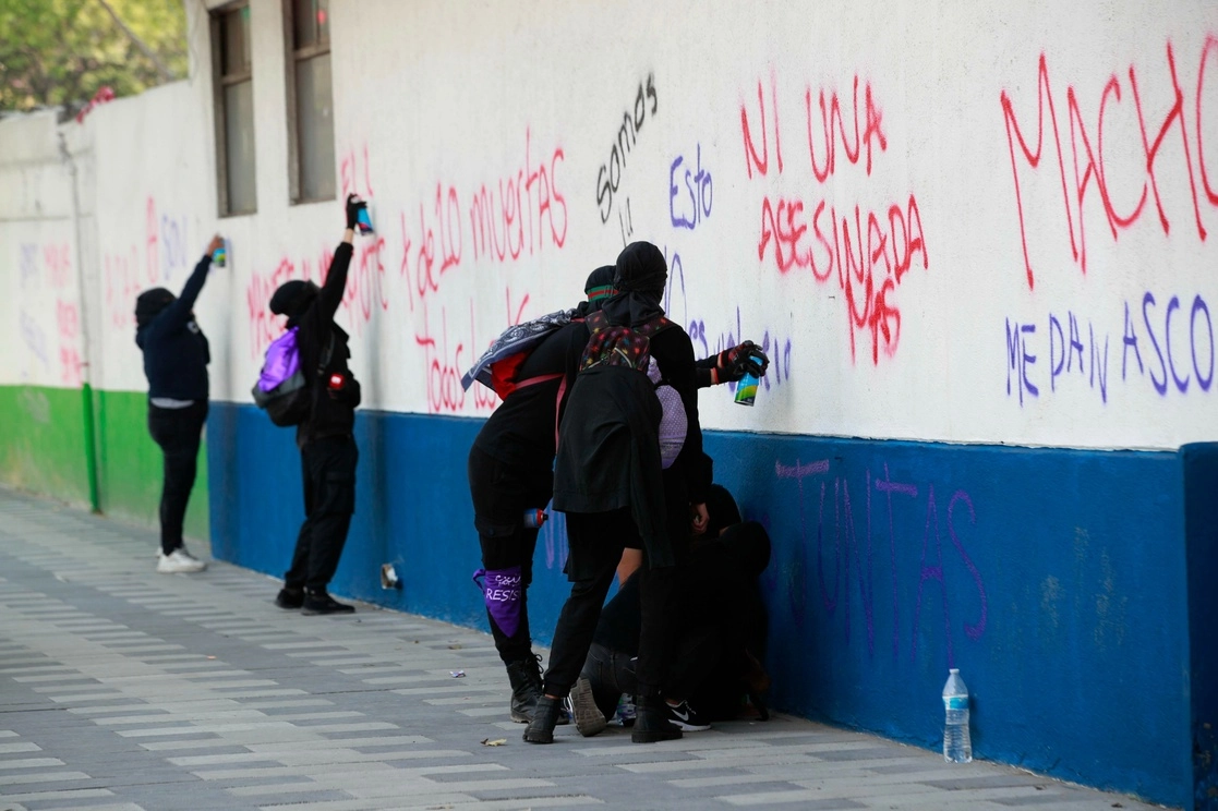 Protesta de feministas frente a Fiscalía General de Justicia de la CDMX. Foto Alfredo Domínguez