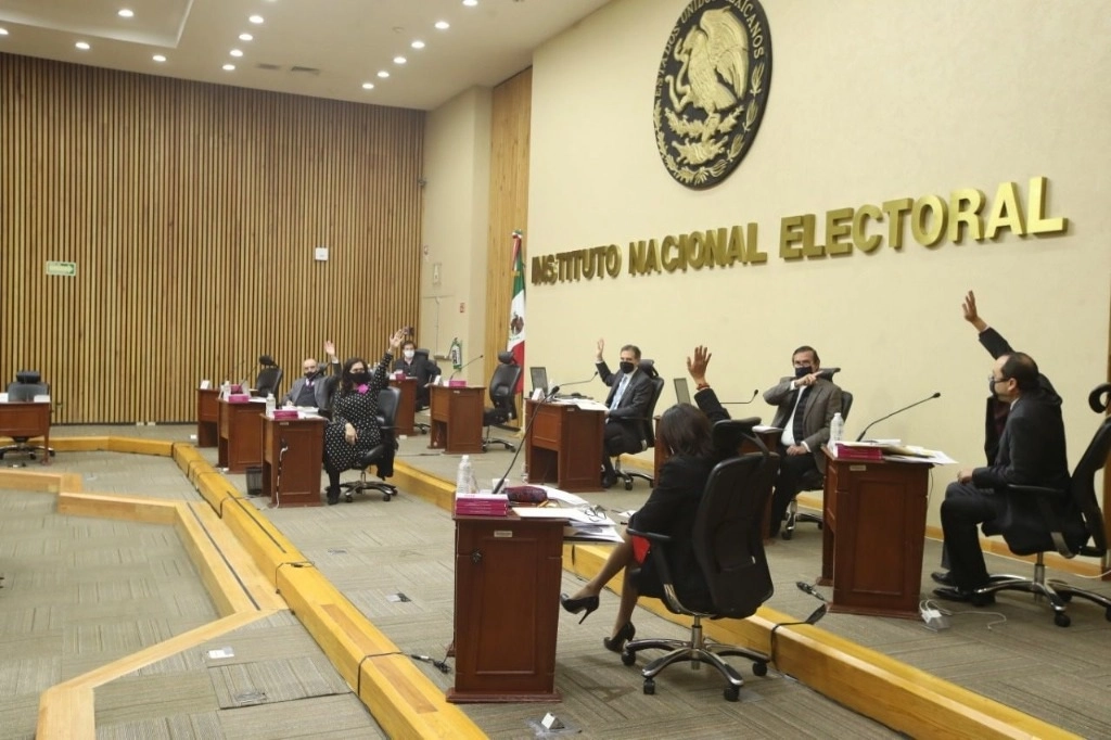 Consejeros electorales durante una sesión extraordinaria en la sede del INE, el 7 de octubre de 2020. Foto Cuartoscuro