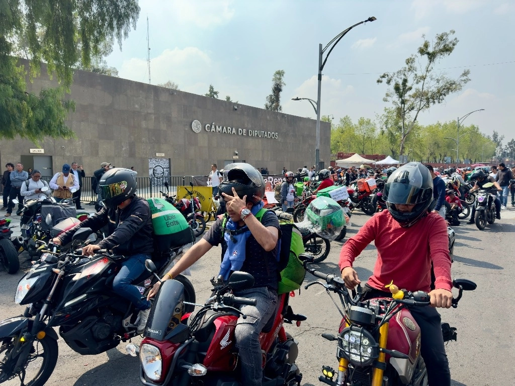 Repartidores de apps se manifiestan frente a la Cámara de Diputados, el 30 de octubre de 2024. Foto Roberto García Ortiz