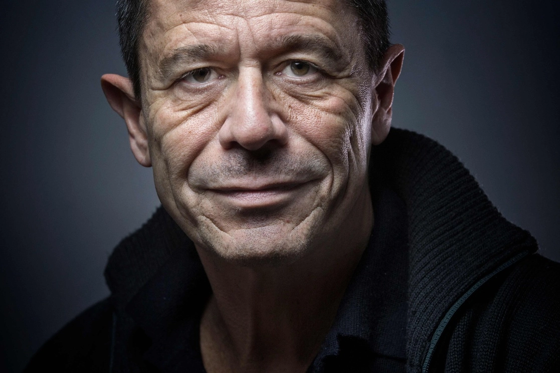 El francés, autor de 'Una novela rusa' y 'De vidas ajenas' dijo sentirse profundamente honrado con la distinción y conmovido porque el mundo hispánico es el que ha brindado la acogida más cálida a mis libros. Foto Afp / Archivo