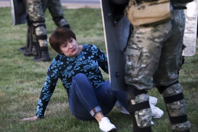 La policía dispersó con cañones de agua a quienes intentaron protestar en Minsk y se registraron varias detenciones de opositores que consideran la relección como un fraude. Foto Ap 