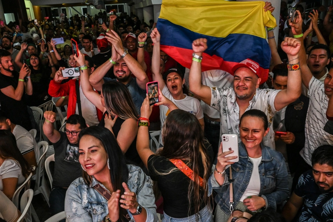 Simpatizantes de Gustavo Petro celebran el triunfo electoral de su candidato presidencial en Medellín, Colombia, el 19 de junio de 2022. Foto Afp