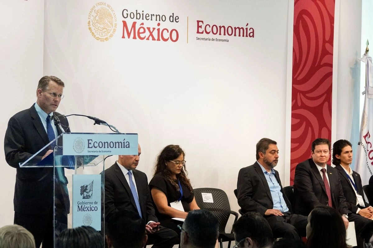Mark Coolidge Johnson, jefe de Misión Adjunto de la Embajada de los Estados Unidos, participó en la Inauguración del foro de Semiconductores México—Estados Unidos convocado en la Secretaría de Economía, el pasado día 24 de septiembre. 
