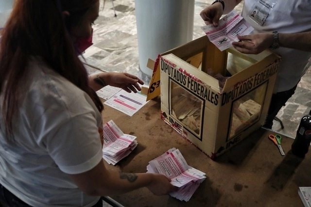 Recuento de boletas de la revocación de mandato. Foto Marco Peláez