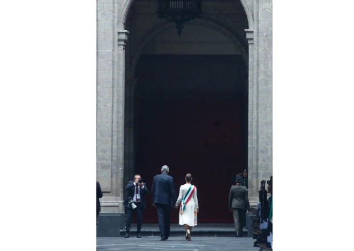 La presidenta Claudia Sheinbaum, junto con su esposo, ingresa por la puerta de Honor de Palacio Nacional, en la Ciudad de México, luego de haber asumido el cargo, el pasado 1 de octubre de 2024. Foto Cristina Rodríguez