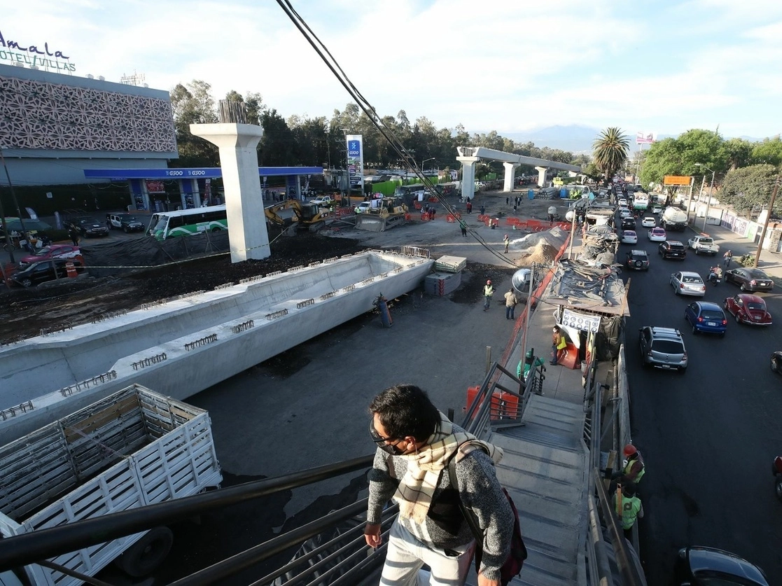 La jefa de Gobierno, Claudia Sheinbaum, aseguró que el humedal que queda debajo del puente -lo que generó la inconformidad vecinal-, va a quedar “mucho mejor”, porque tendrá conectividad con otros humedales y el Parque Ecológico de Xochimilco. Foto José Antonio López / Archivo