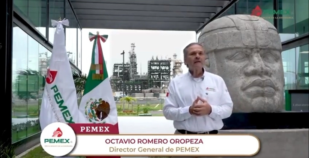 El director de Pemex desde la refinería de Dos Bocas. Foto Pemex