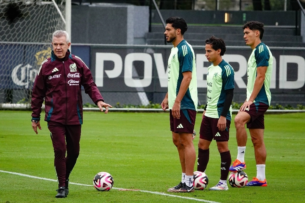 'El Vasco' Aguirre da instrucciones ante la mirada de Raúl Jiménez, Diego Lainez y Jesús Orozco de cara al duelo en el Cuauhtémoc. Foto Cuartoscuro