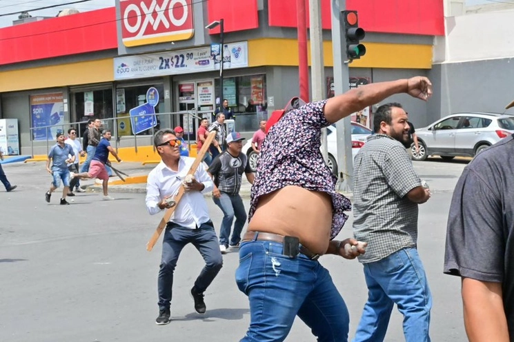 Trabajadores de AHMSA que se disputan el control del sindicato, se enfrentaron a golpes, bates de béisbol, palos y con proyectiles de piedras y otros objetos al pelear por las instalaciones del recinto sindical de la sección 288.  Foto Zócalo de Monclova 