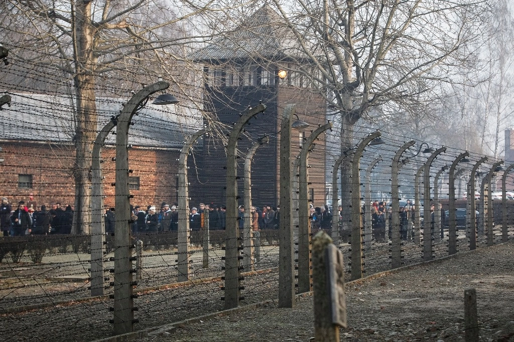 Un grupo de sobrevivientes del Holocausto a su llegada a Auschwitz en Oswiecim, Polonia, el lunes 27 de enero de 2020. Foto Ap / Archivo