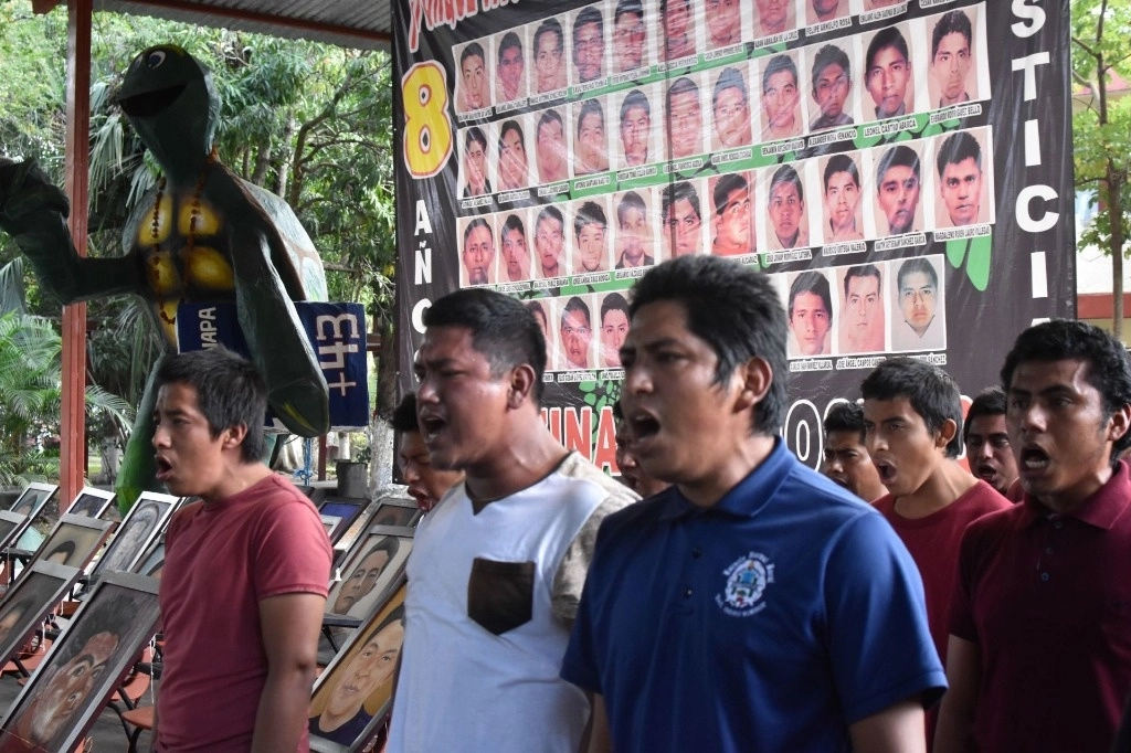 Alumnos de la normal Raúl Isidro Burgos, en Ayotzinapa, durante la presentación de un informe de la CIDH sobre el caso de los 43 desaparecidos. Foto Cuartoscuro / archivo 