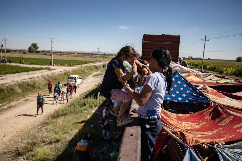 A finales de 2023 había más de 117 millones de personas desplazadas por violencia, conflicto o por violaciones a los DH, de ellas casi 60 millones de mujeres y niñas que están en movilidad en México, quienes “están en riesgo de vivir violencia de género”, advierte la Acnur. Foto Cuartoscuro / archivo 