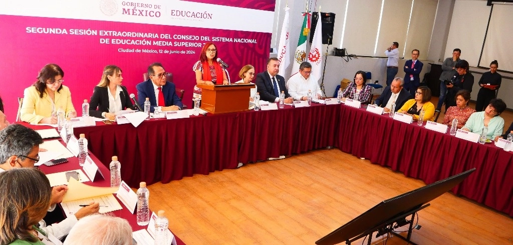 Al inaugurar la Segunda Sesión Extraordinaria del Consejo del Sistema Nacional de Educación Media Superior (SNEMS), la secretaria de Educación Pública, Leticia Ramírez Amaya, informó que en nivel bachillerato se atiende a 5.4 millones de jóvenes, de los cuales 52 por ciento son mujeres y 48 por ciento hombres. Foto tomada de X @SEP_mx.