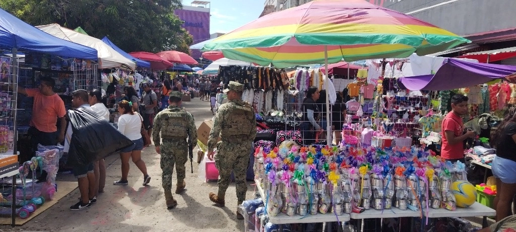 En las calles del centro de Acapulco fueron realizados recorridos de vigilancia por elementos de la Secretaría de Marina. Foto La Jornada

