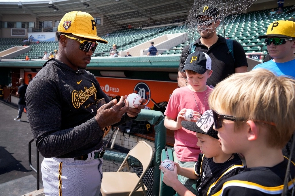 El pelotero Termarr Johnson, segunda base de los Piratas de Pittsburgh, firma autógrafos antes de un juego de pretemporada. Foto Ap