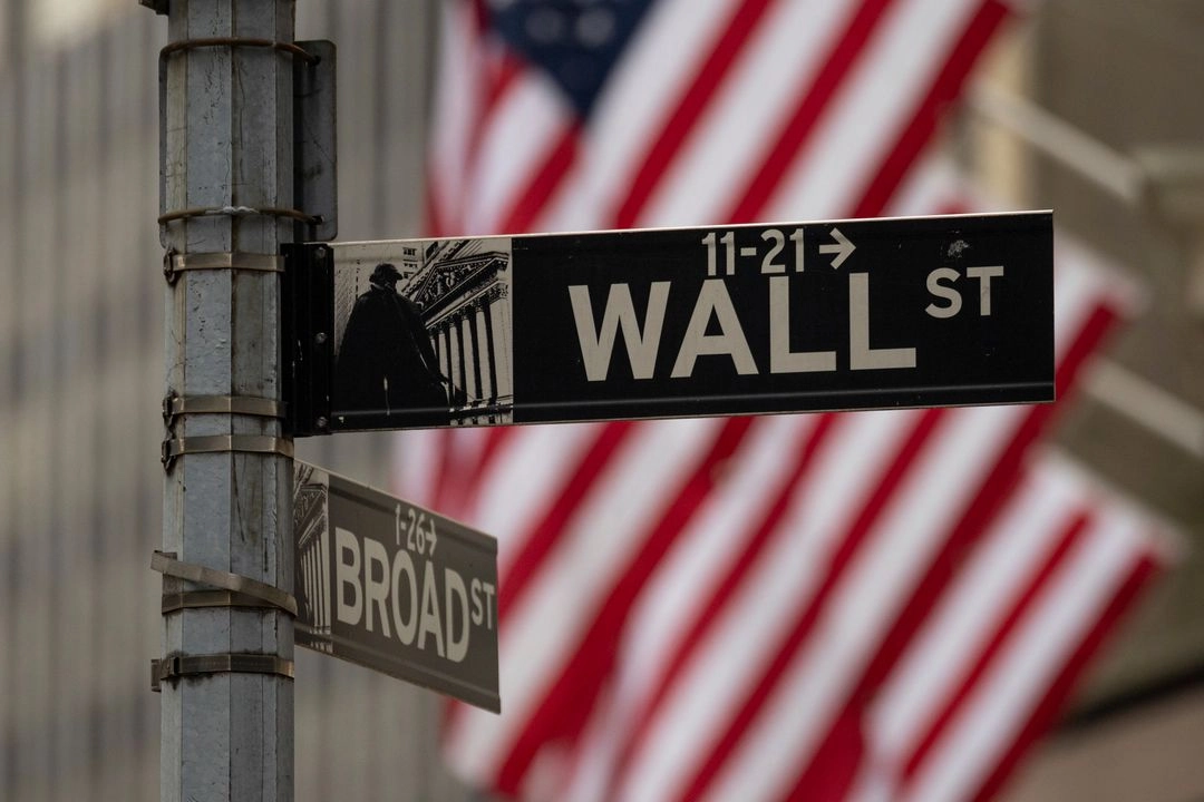 Un cartel de Wall Street cuelga cerca de la Bolsa de Valores de Nueva York, el miércoles 18 de junio de 2025, en Nueva York. 