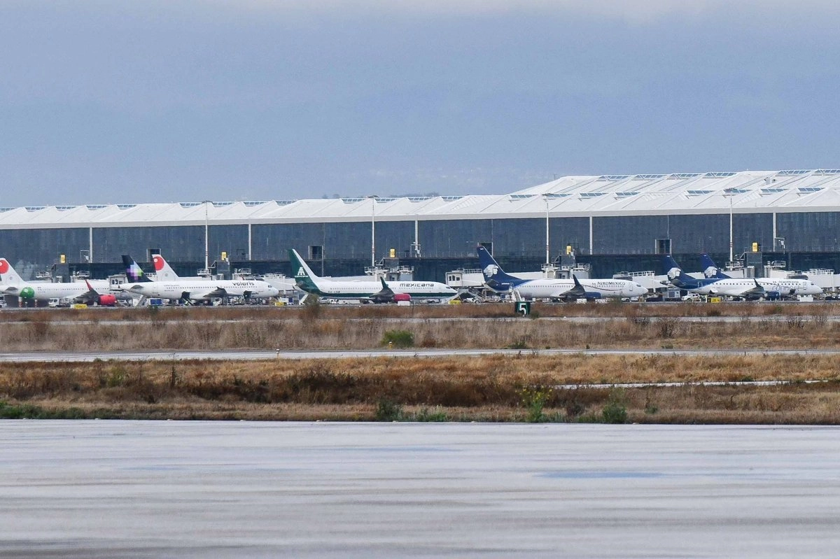 Aviones de la Viva Aerobus, Volaris, y Aeroméxico, que operan en las instalaciones del Aeropuerto Internacional Felipe Ángeles.  