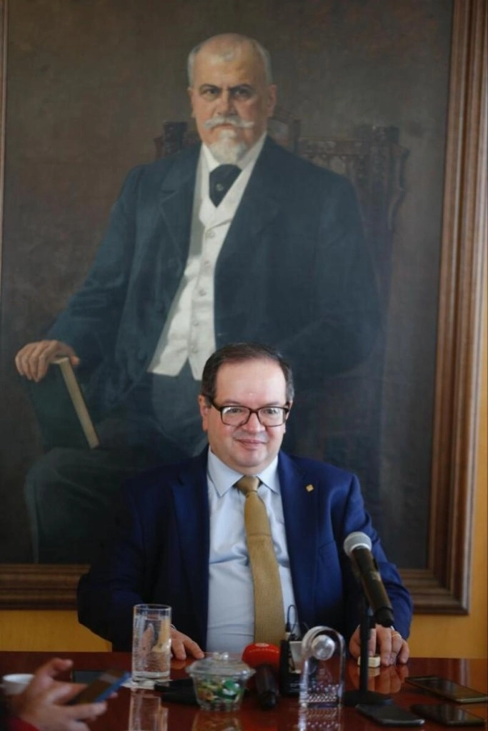 El rector de la UNAM, Leonardo Lomelí, ofrece conferencia en su oficina en la Torre de la Rectoría, en Ciudad Universitaria, en la capital del país, el 29 de noviembre de 2023. Foto José Antonio López