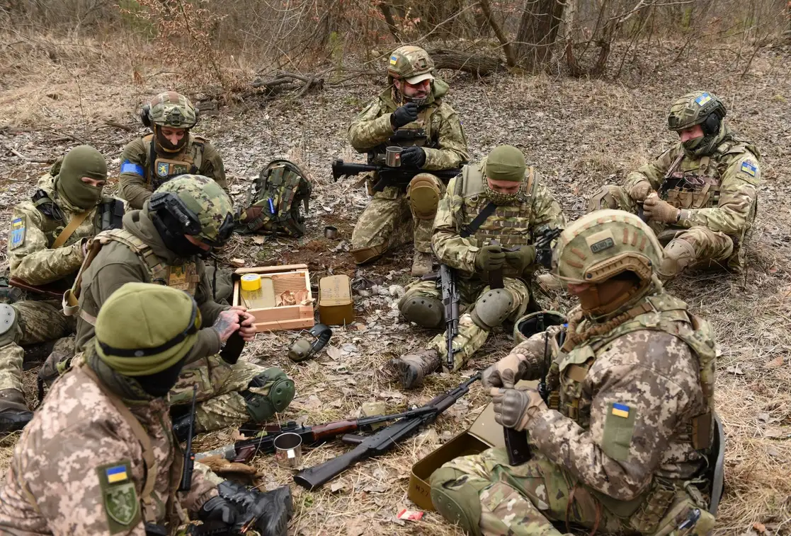 Miembros de las Fuerzas de Defensa Territorial de Ucrania participan en ejercicios tácticos cerca de la ciudad ucrania occidental de Leópolis, el 16 de marzo de 2022. Foto Yuriy Dyachyshyn/ Afp