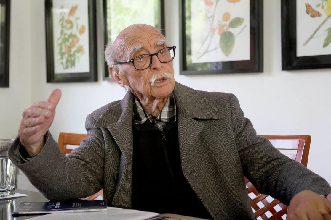 A Fernando Canales se le reconoce su sencillez a pesar de haber participado en relevantes proyectos culturales. La imagen, durante una entrevista con 'La Jornada' en 2017. Foto María Luisa Severiano