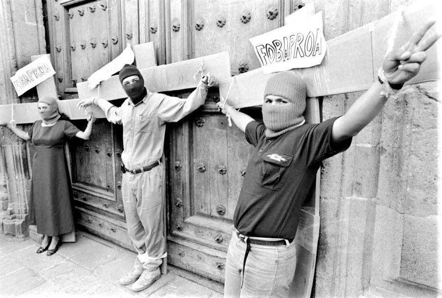 Protesta contra el Fobaproa en la puerta principal de Palacio Nacional. Imagen de archivo. Foto 