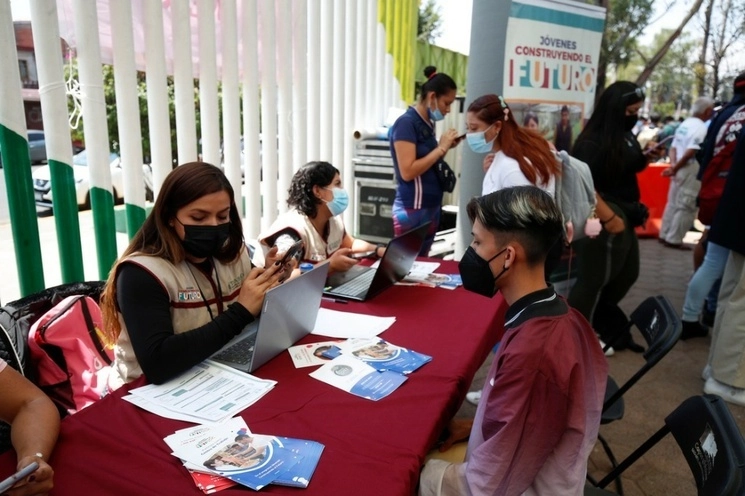 Módulo de registro del programa Jóvenes Construyendo el Futuro en la Ciudad de México. Foto Cristina Rodríguez / Archivo