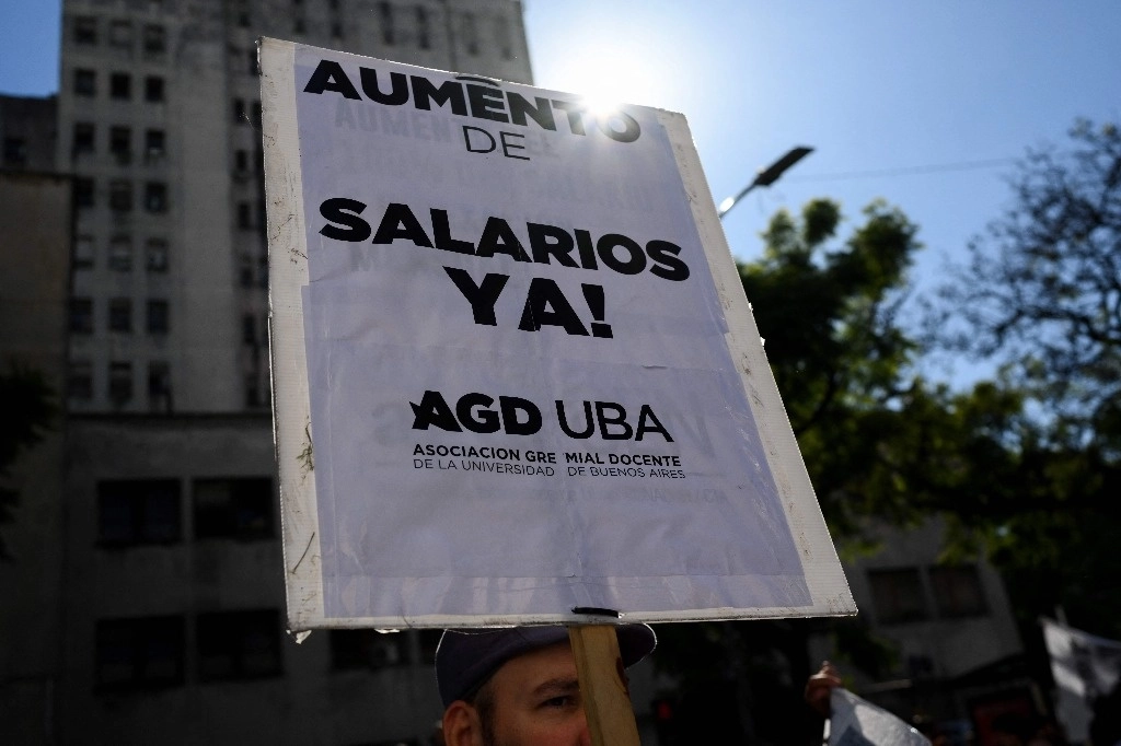 Maestros y estudiantes de Medicina de la Universidad de Buenos Aires protestan este jueves contra los recortes del presidente Javier Milei. Foto Afp 