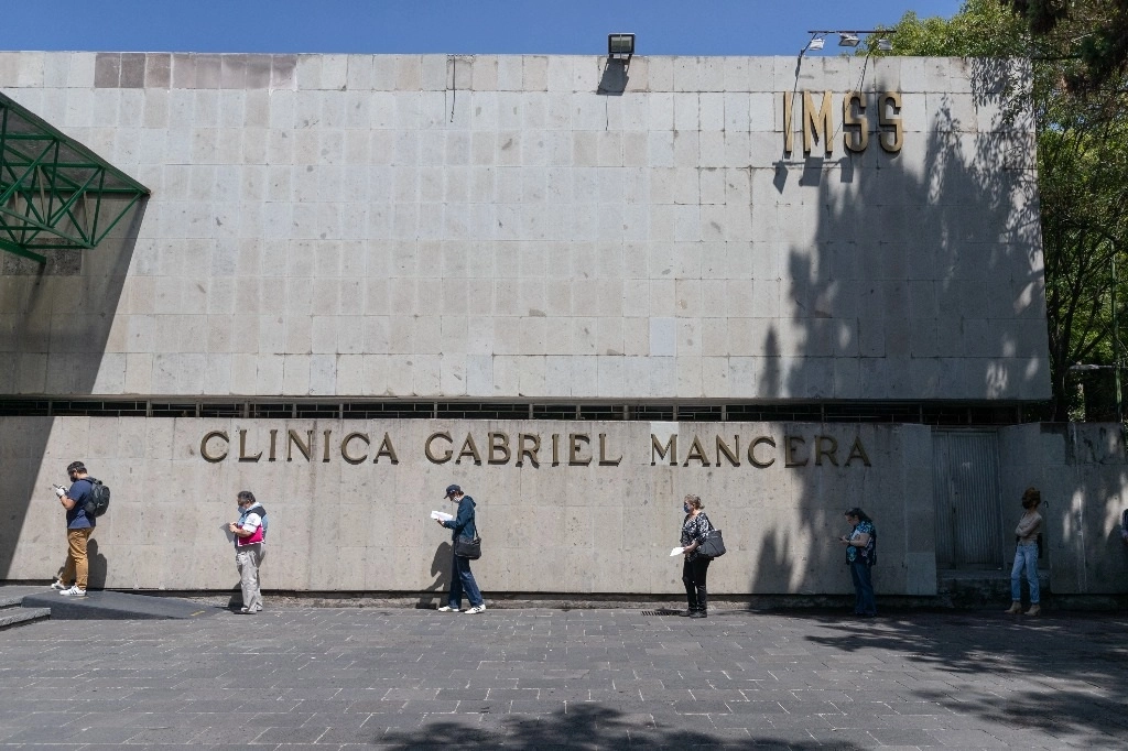 Derechohabientes permanecer formados en la Clínica del IMSS ubicada en Gabriel Mancera, en la colonia Del Valle de la CDMX. Foto Pablo Ramos / Archivo