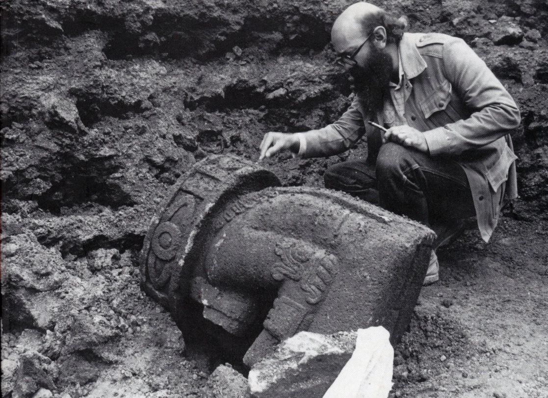 Eduardo Matos Moctezuma con la escultura del Dios Viejo, en el Templo Mayor. Foto tomada del libro Arqueología e historia del Centro de México: homenaje a Eduardo Matos Moctezuma, INAH, 2006 