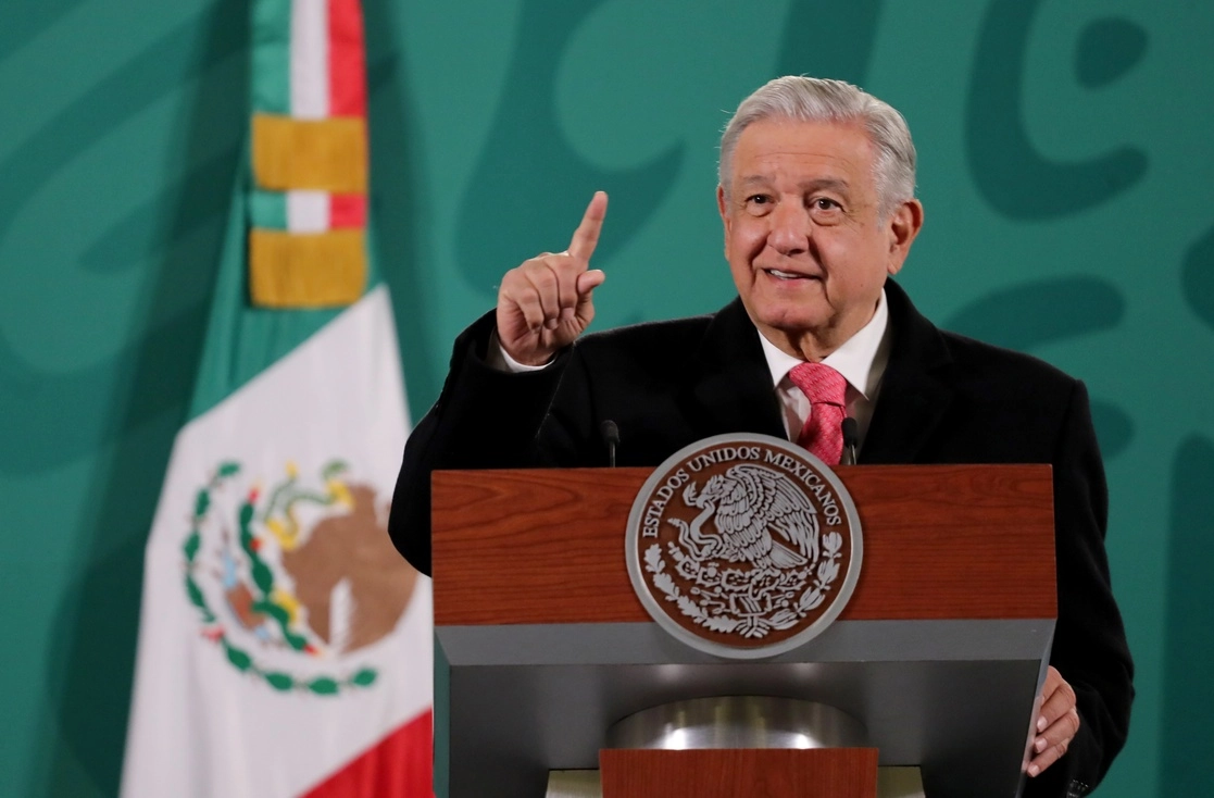 El presidente López Obrador dijo ayer que la aceptación a su mandato está relacionada con el combate a la corrupción. Foto Roberto García Ortiz