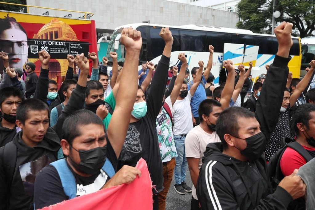 Estudiantes realizan un acto político en el Hemiciclo a Juárez, como parte de las actividades de la Jornada Nacional de Lucha por los 43 normalistas desaparecidos de Ayotzinapa en 2014. Foto María Luisa Severiano