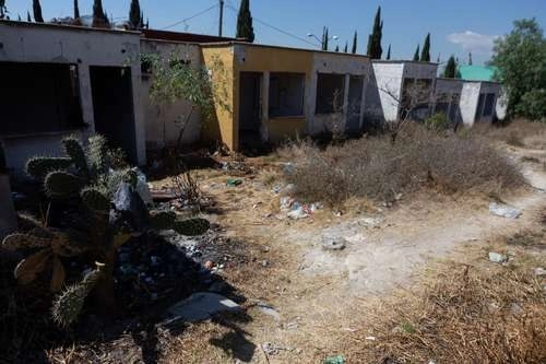 De 650 mil casas adquiridas con crédito del Infonavit que están abandonadas, sólo 170 mil son factibles de recuperación. Foto Pablo Ramos