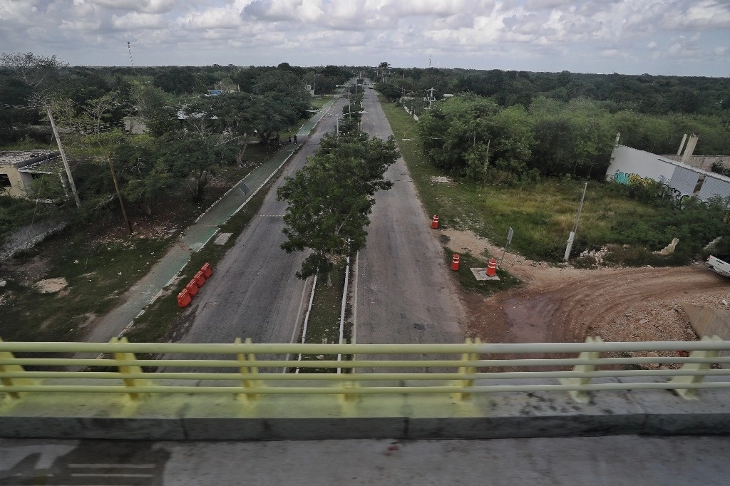 Carretera, a un costado de la estación Campeche del Tren Maya, el 15 de diciembre de 2023. Foto Marco Peláez 