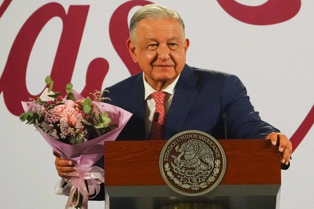 Andrés Manuel López Obrador, en el marco de la celebración del Día de las Madres, durante su conferencia matutina. Foto Cuartoscuro