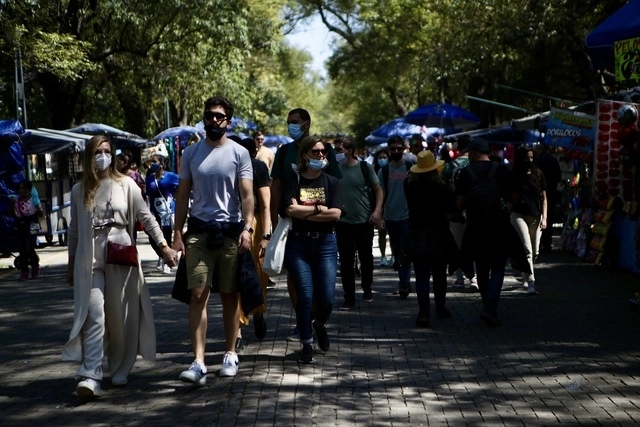 Personas caminan por el Bosque de Chapultepec en imagen de archivo. Foto Yazmín Ortega