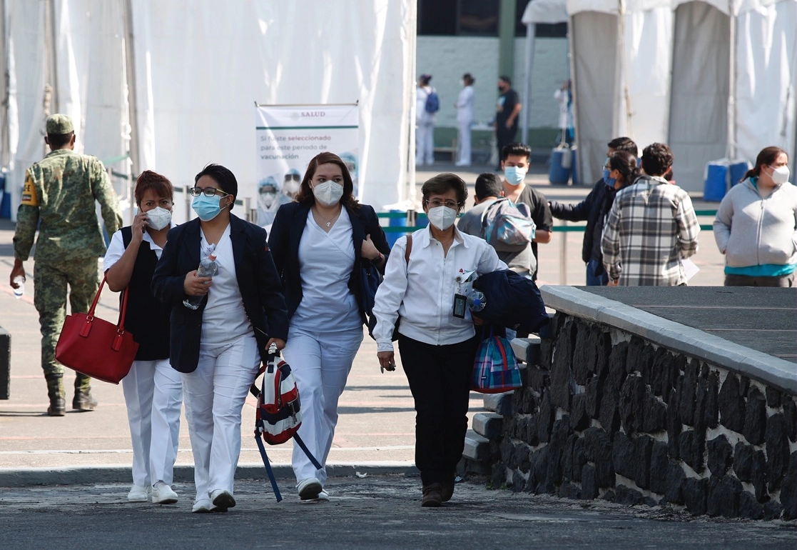 Personal médico de diferentes dependencias ingresa al hospital Militar Chivatito para la colocación de la vacuna Covid-19, durante el semáforo rojo de la pandemia, en la Cuidad de México. Foto Cristina Rodríguez