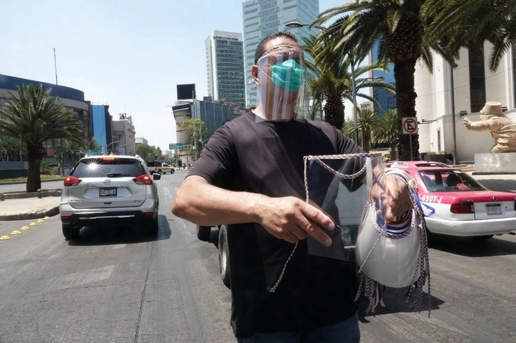 Un hombre vende caretas de fabricación casera en tiempos de Covid-19, en calles de la CDMX. Foto Cuartoscuro 