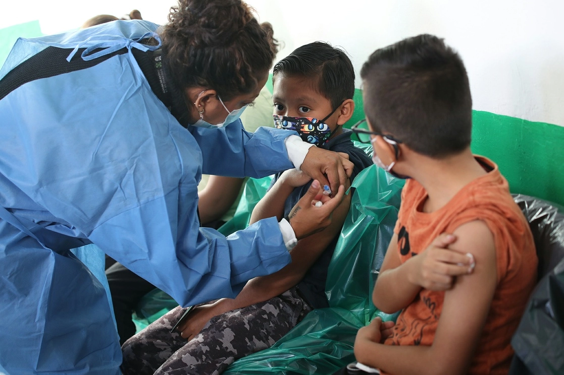 La próxima semana, del 1º al 5 de agosto, continuará la vacunación contra covid-19 con el biológico pediátrico Pfizer para niñas y niños de 8 años cumplidos en 55 sedes, informó el Gobierno de la Ciudad de México. Foto María Luisa Severiano / Archivo