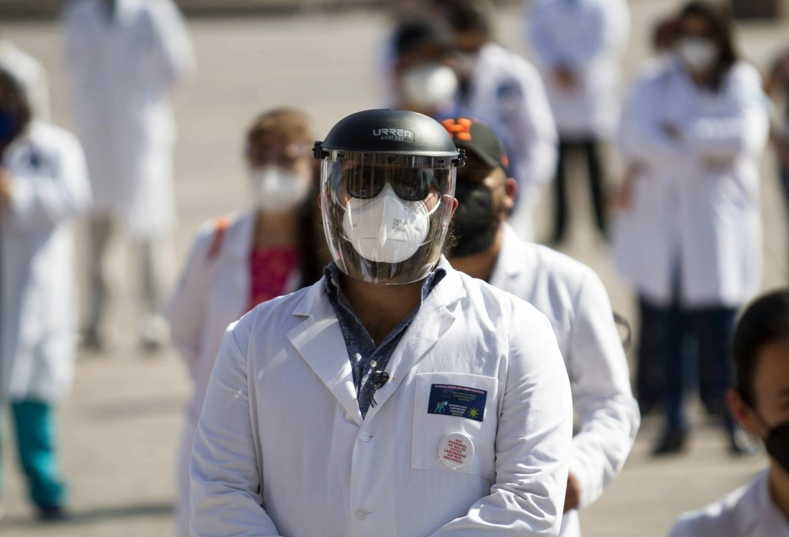 Médicos de centros privados y públicos protestaron ayer en la Explanada de los Héroes, en Monterrey, para exigir que sean inmunizados. Foto Cuartoscuro