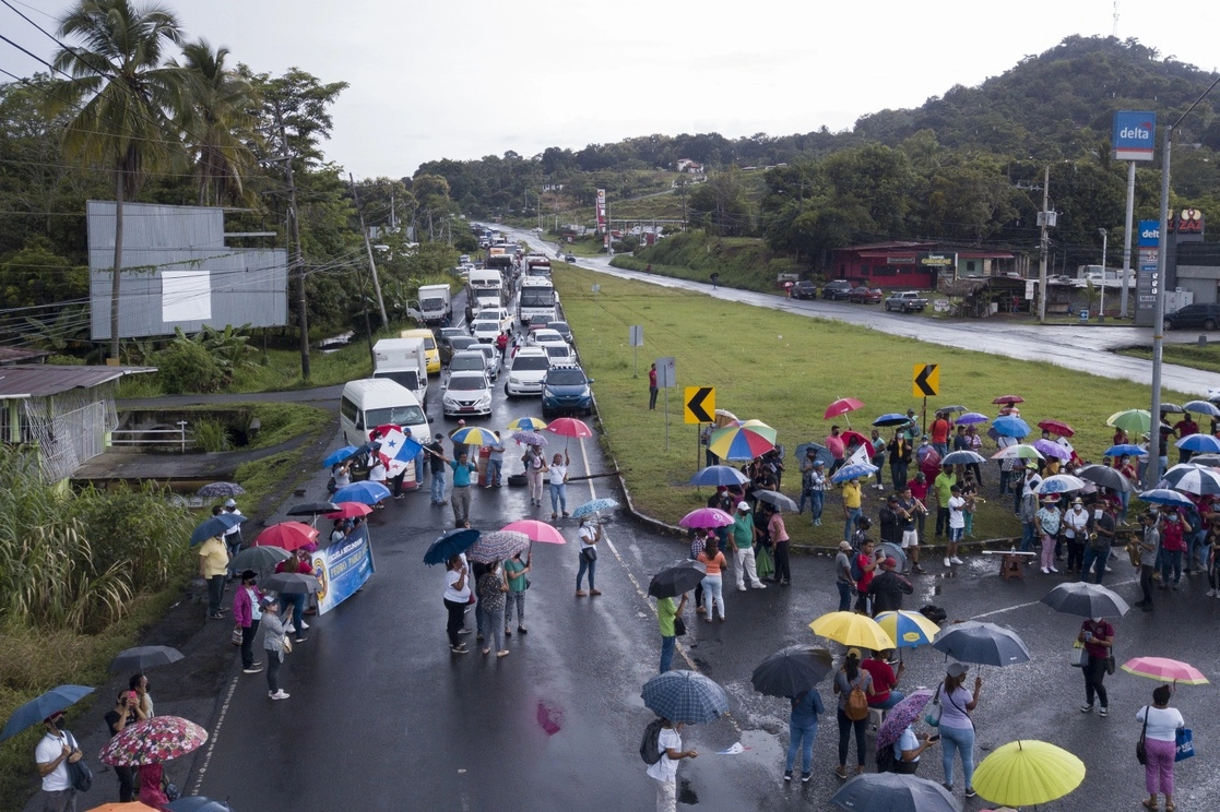 Bloqueo en la Carretera Panamericana para protestar contra la inflación, especialmente el aumento de los precios del combustible, en La Pesa, Panamá. Foto Ap