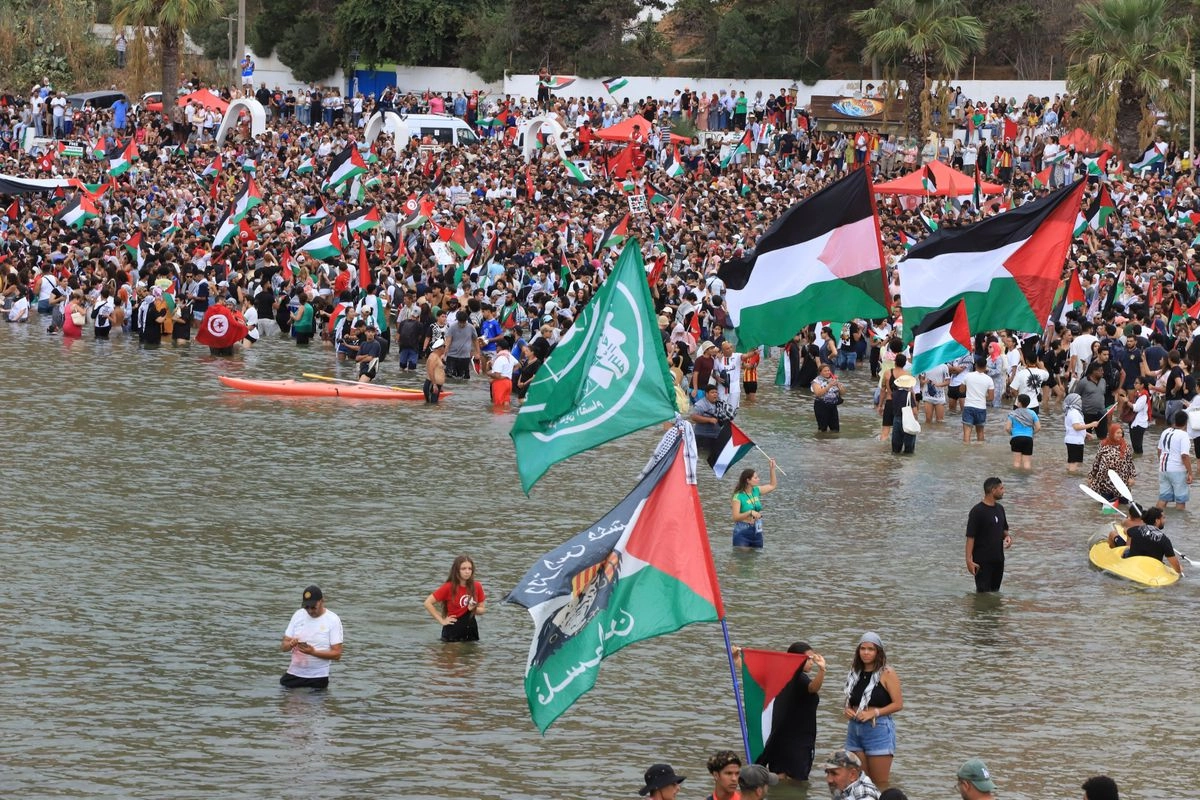 Personas se congregan para mostrar su apoyo a la Flotilla Global Sumud antes de su partida programada para entregar ayuda a Gaza en medio del bloqueo israelí sobre el territorio palestino, en el puerto de Sidi Bou Said en Túnez, el miércoles 10 de septiembre de 2025. Foto