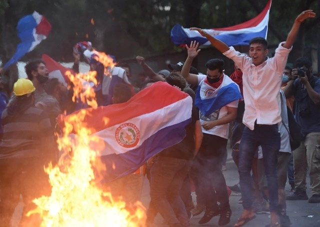 Harta de la mala gestión del gobierno, la gente salió a protestar. Foto Afp  