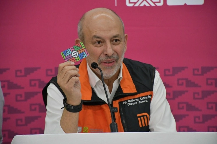 Guillermo Calderón, director del Metro, durante la conferencia de prensa en la que anunció el fin del uso de los boletos físicos en las líneas 4 y 6 del sistema. Foto tomada de X @MetroCDMX.