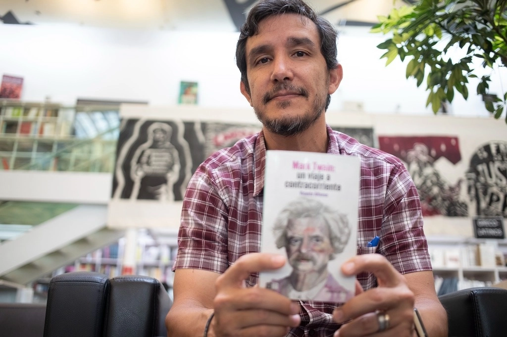 Vicente Alfonso durante la entrevista para ‘La Jornada’ por la publicación de su ensayo ‘Mark Twain: Un viaje a contracorriente’, en la librería Rosario Castellanos del FCE. Foto María Luisa Severiano 
