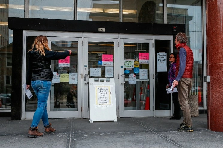 Gente a las afueras del edificio municipal, Frank P. Zeidler, donde mañana se realizarán las elecciones. Foto Afp 