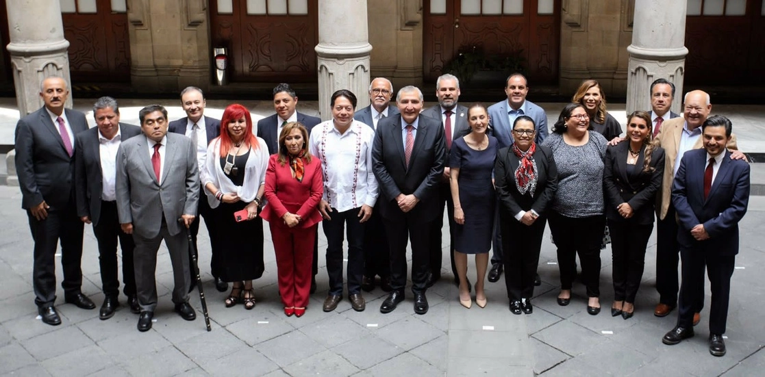 Funcionarios federales y 14 gobernadores salidos de Morena se reunieron ayer con Sheinbaum. Foto tomada del Twitter de @Claudiashein
