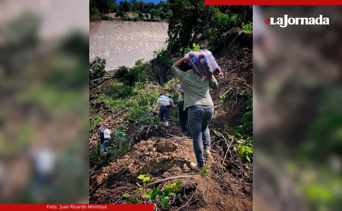 Pobladores de Pantepec, Puebla, trasladan víveres, agua, medicinas y lo que consideran necesario a las comunidades afectadas en Huehuetla, Hidalgo.
